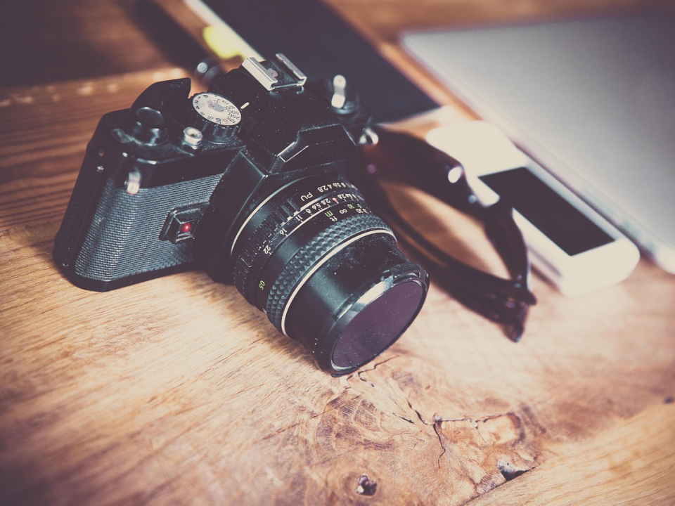 Kamera liegt auf einem Holztisch